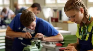 Близо 14 000 ученици усвояваха тънкостите на различни професии по време на стажове