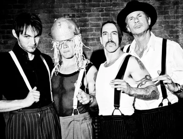 Басистът на Red Hot Chili Peppers пише книга за бунтарските си години