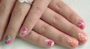 Направи си сама: ретро маникюр с цветя