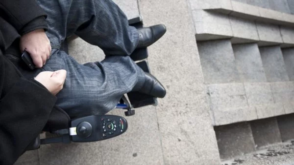 И възрастта ще е от значение дали човек с увреждане взема личен асистент и за колко време