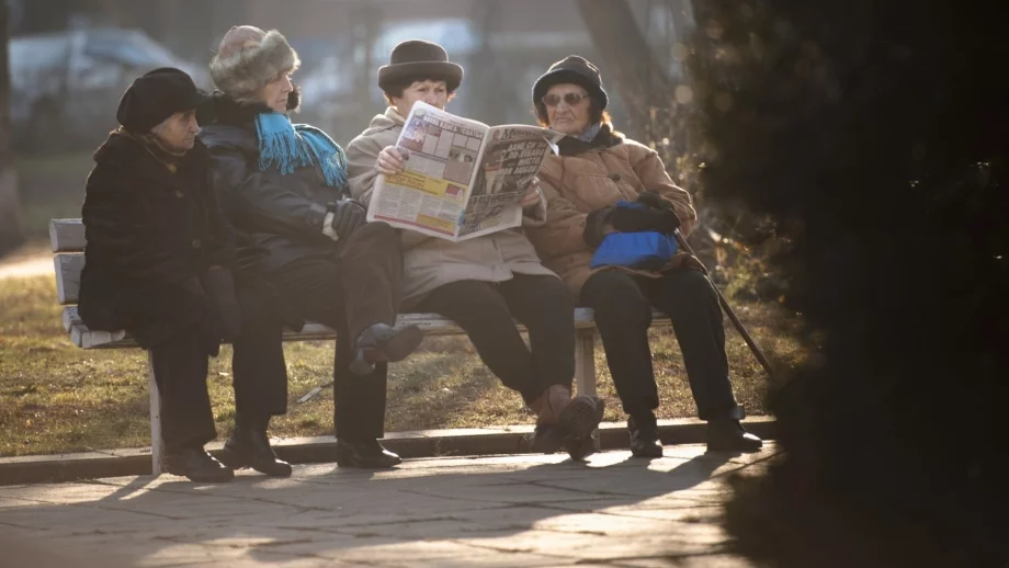 Изплащат пенсиите за май