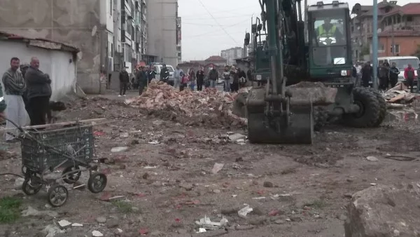 Премахват незаконни търговски обекти в Столипиново