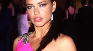 Адриана Лима се показа без грим