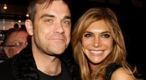 Жената на Роби Уилямс се натиска с жена (видео)