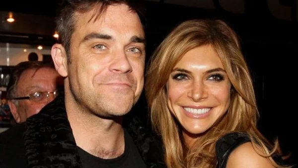 Жената на Роби Уилямс се натиска с жена (видео)