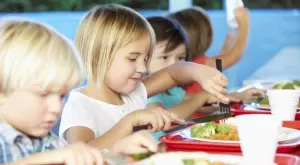 Като слагате повече зеленчуци в чинията на децата можете да