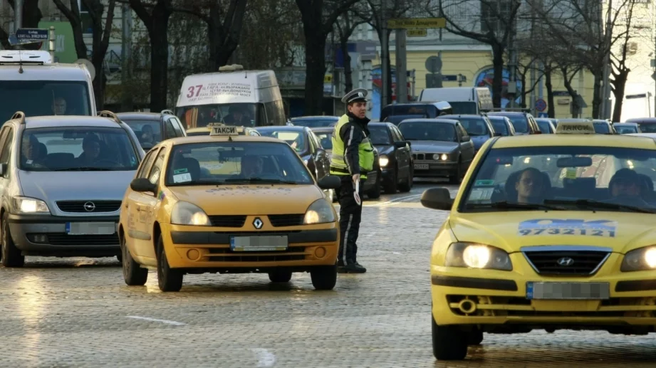 Таксиметровите услуги вече само с удостоверение за регистрация