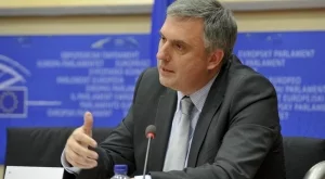 Пенсионната реформа няма да доведе до масови съкращения, твърди Калфин