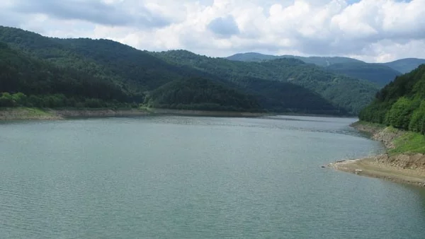 Наблюдават денонощно язовирите в три области