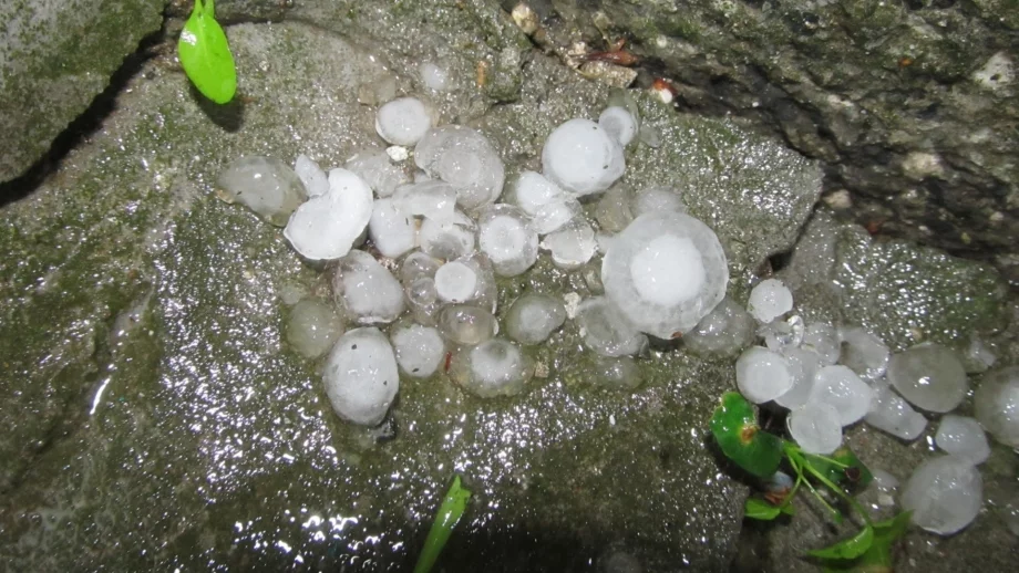 Вдигат заплатите на специалистите по борба с градушките 