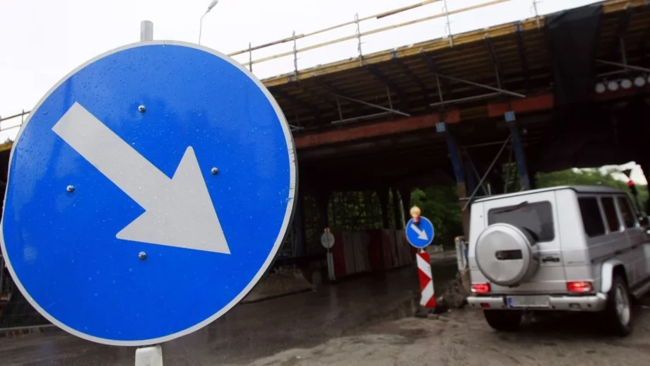 Девет кандидати за направата на нови пътни знаци 