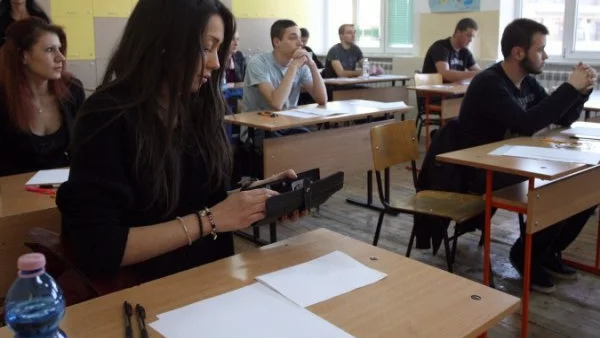 Повече отличници и по-малко слаби оценки на матурата