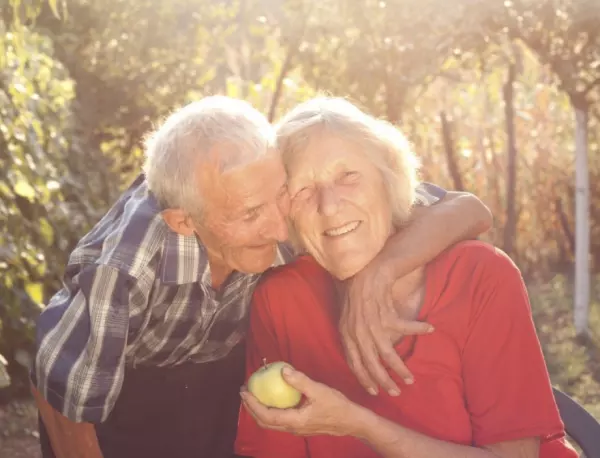 Бивши съученици се срещнаха след 70 години и се влюбиха