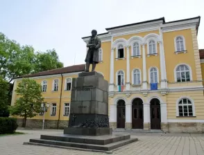 Априловската гимназия навърши 185 години