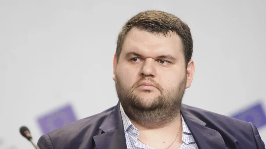 Пеевски вече има пълен контрол над "Техномаркет" 