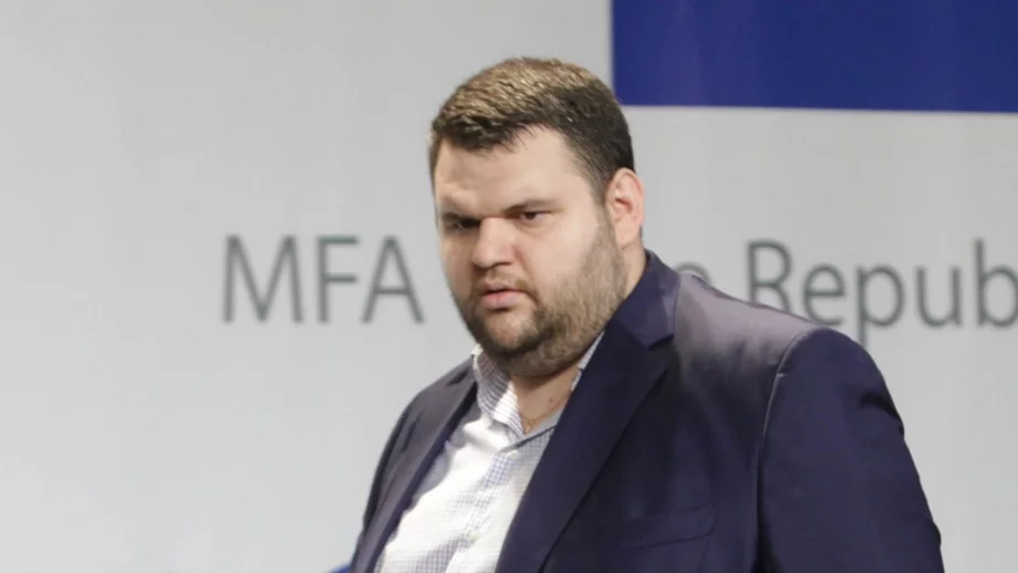 Пеевски излиза от акционерната собственост на "Булгартабак"
