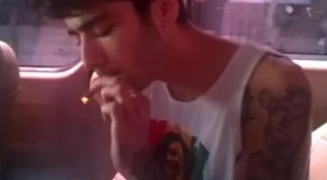 Спипаха членове на One Direction да пушат трева