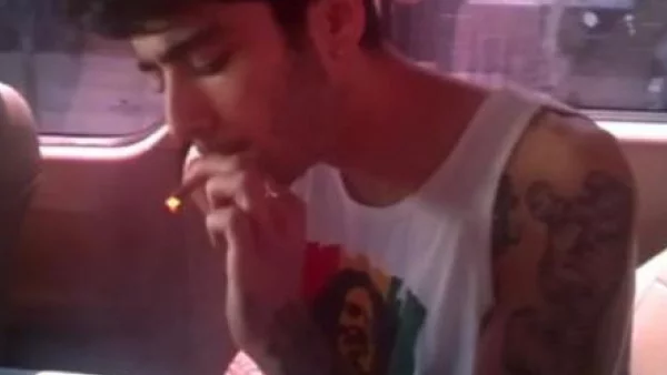 Спипаха членове на One Direction да пушат трева