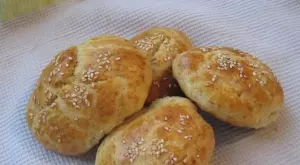 Пълнозърнести питки с извара и маслини   