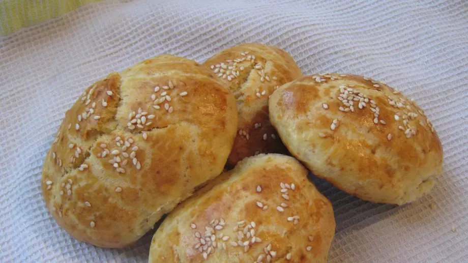 Пълнозърнести питки с извара и маслини   