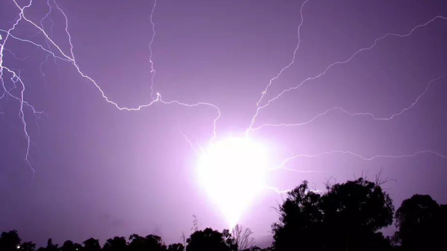 Мълниите: Къде падат и как да се предпазим