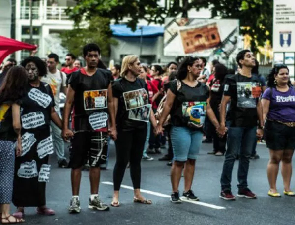 Протестиращи срещу Мондиала блокираха Копакабана