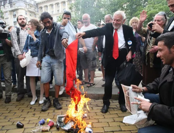 "Протестна мрежа" отрекоха да са изгорили знамето на БСП