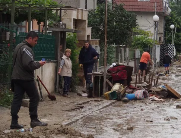 Погребаха шест от жертвите в "Аспарухо", издирват две деца