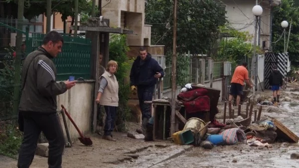 Погребаха шест от жертвите в "Аспарухо", издирват две деца