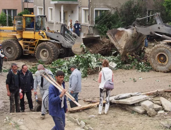 Намериха тяло на дете под развалините във Варна