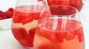 Така ще си направите малинова сангрия