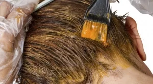 Как да почистим петна от боя за коса по кожата