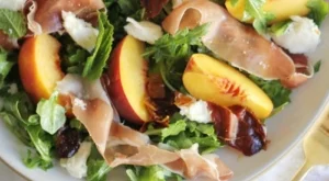 Салата с праскови и прошуто