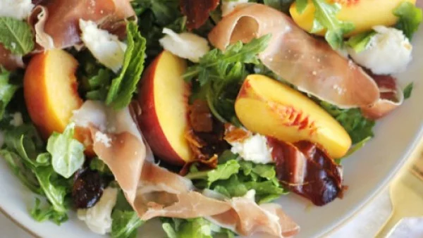 Салата с праскови и прошуто