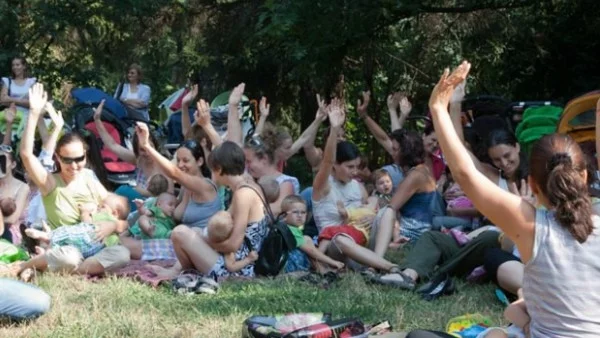 Майки кърмят заедно в Борисовата