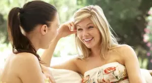 Защо е толкова трудно да НЕ докосваме лицето си?