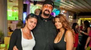 Стивън Сегал разпуска на Черноморието