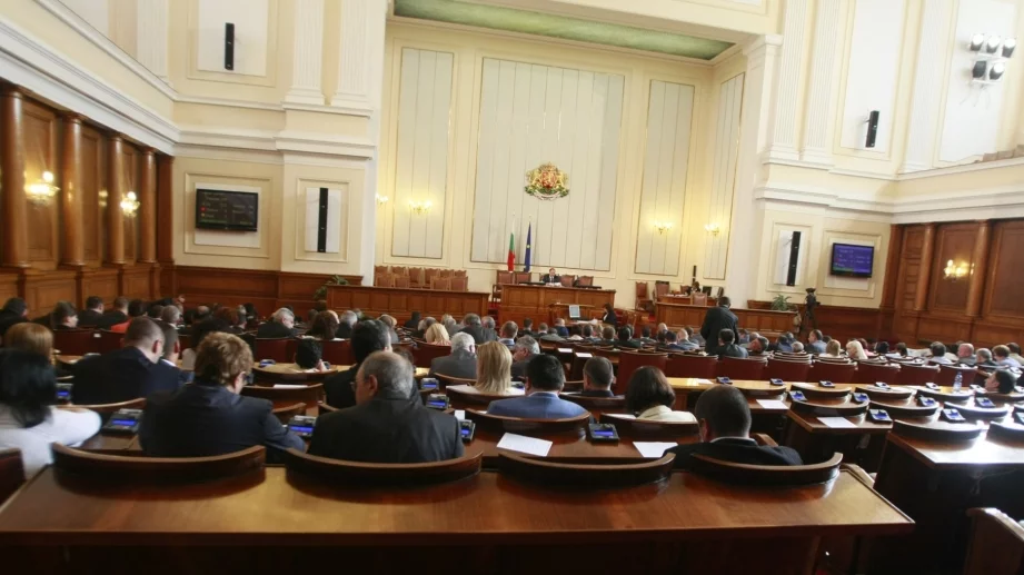 Бюджет 2016 г. беше приет след 16 часа на дебати