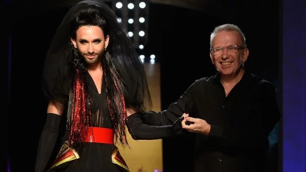 Кончита Вурст и вампири на ревюто на Готие