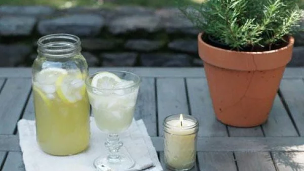 Направи си сама: свещ против комари