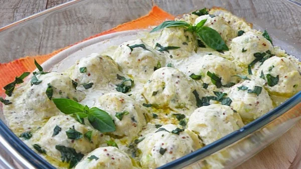 Пилешки кюфтета с босилек