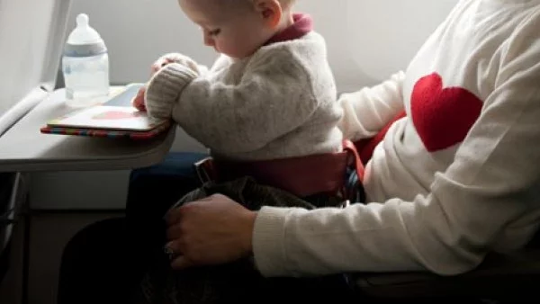 10 съвета при пътуване с бебе в самолет