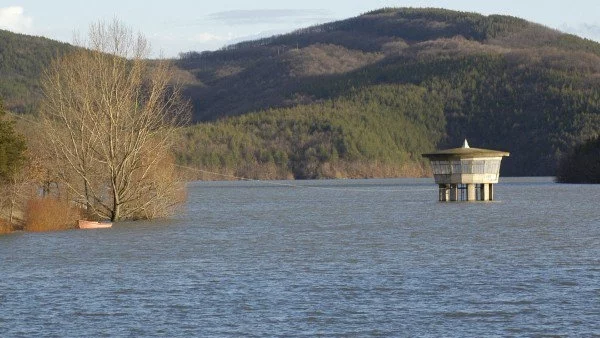 42-годишен мъж от село Буковец е в неизвестност след като влязъл във водите на язовир „Смирненски”