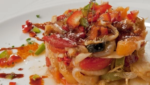 Лятна салата с печени чушки