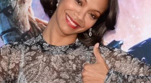 Бременната Зоуи Салдана показа наедряло коремче