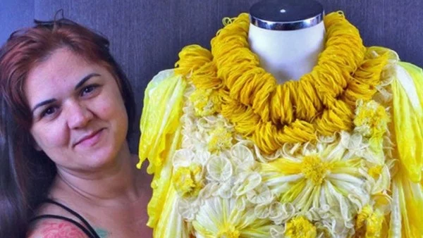 Дизайнерка прави рокли от презервативи