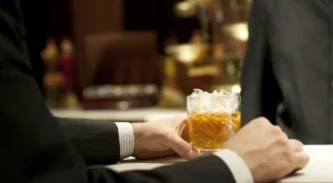 До мъжа на бара