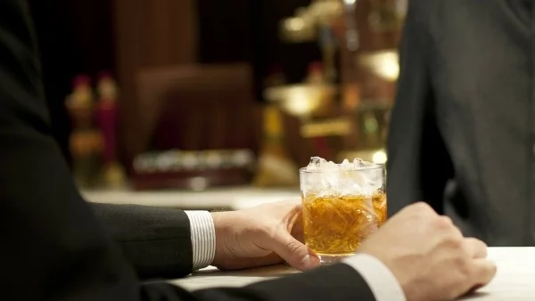 До мъжа на бара