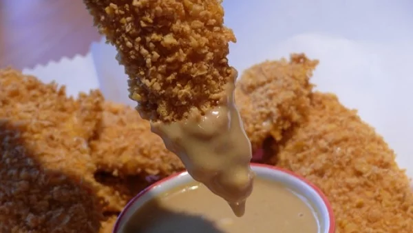 Хрупкави пилешки филенца със сос от горчица