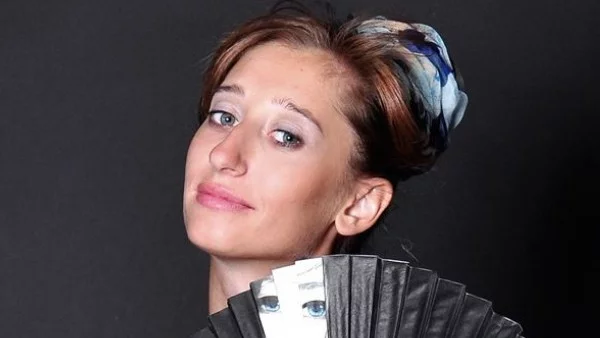 Елена: Емоционален Франкенщайн (в) рокля